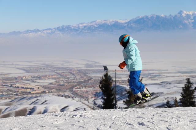冰雪热浪涌天山：新疆“冷资源”燃动“热经济”