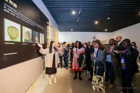 添柴加“薪”，玩转紫砂…32国外媒记者龙年“陶”醉中国龙文化图片