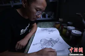 河北农村小伙用废旧轮胎打造“悟空”形象图片