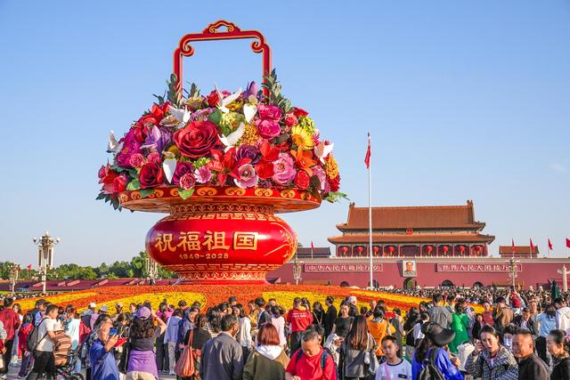 今晨12.1万人天安门广场看升国旗，结束后久久不愿离去