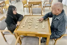 极目锐评∣“00后”们住进养老院，“跨代共居”让老少两代生活丰富，获得更多情绪价值图片