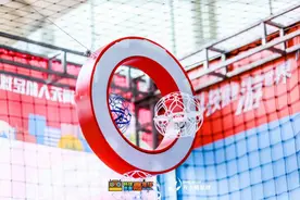 足球天上飞，这场足球赛不比脚法比手法图片