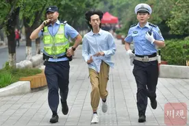 关注2024高考丨多方协助！考生没带身份证，“刷脸”进入考场图片