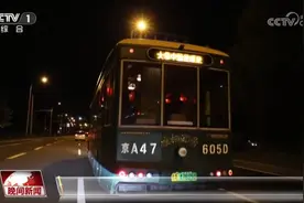 坐观光巴士 沿中轴线感受月色下的北京图片