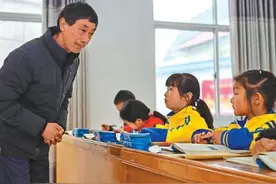 “只要还有学生，我就要守在这里”（“我是党员，我在岗位”）图片