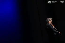 一个人，一把琴，一束光，坠入卡瓦科斯的“巴赫宇宙”图片