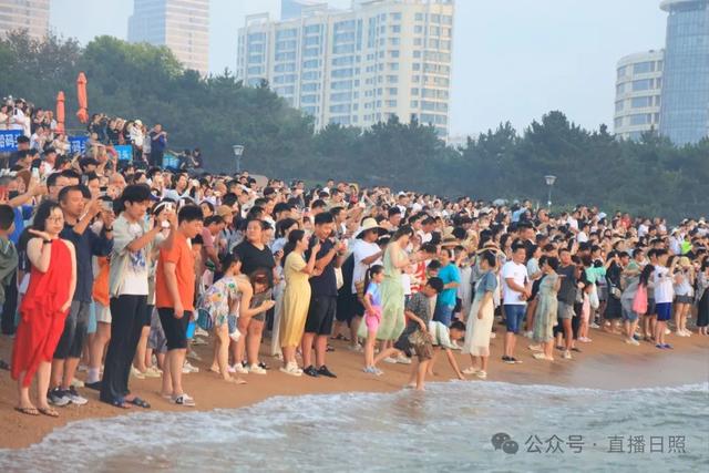 日照的海边人山人海！
