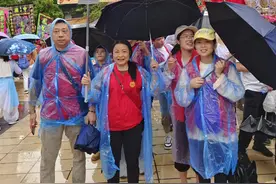 西乡“三月三”庙会大巡游，劳模展风采图片