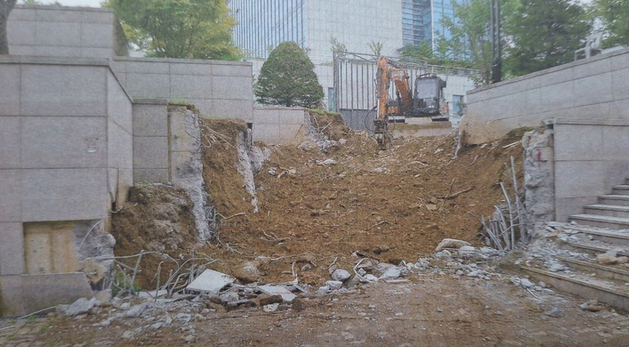 照片曝光！尹锡悦修建“秘密通道”以掩盖“上班迟到	”	，此前就任总统首月因迟到遭批评，韩议员称其去年11月迟到10次