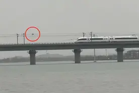 风筝挂上铁路桥接触网，有列车被拦停，石家庄铁路公安：正在工作中图片