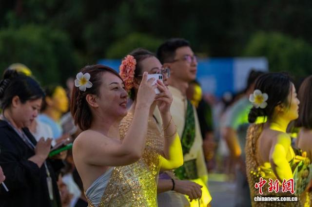 浙江金华：广场音乐季唱响夏日夜生活