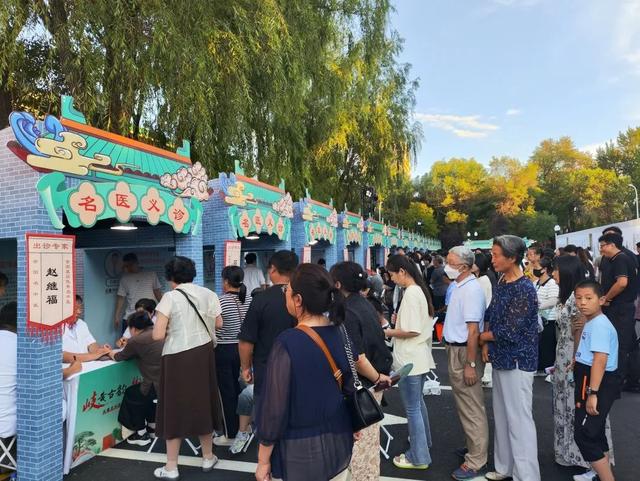 今晚，新民大街热闹非凡，好戏连台！