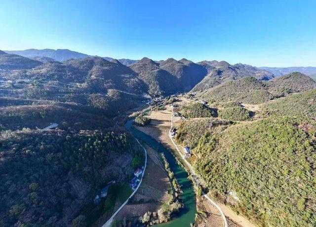 鹤峰县燕子镇：冬暖董家入画屏