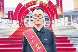 失去双臂却练就“一嘴”好字 扎根深圳直播获泼天流量图片