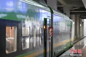 重庆开出首趟经巴南高铁列车图片