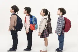 开学季｜“小孩哥”“小孩姐”们最常见的4个错误姿势是什么？如何保护青少年的脊柱？图片