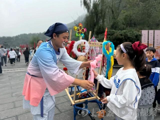 下水捞相机、下雨送雨衣……游客点赞：焦作太暖啦！
