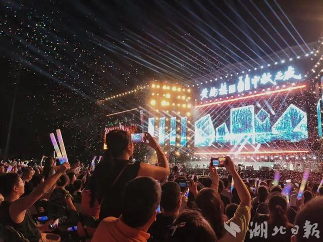 雷军突然发文！瞬间沸了！