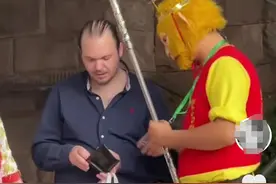 两男子扮“孙悟空”拉外籍男子合影后收费，当地：将加大巡查力度图片