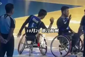 亚残运会轮椅篮球比赛现场，运动员入场时摄影师跪地拍摄，一份是责任一份是理解。图片