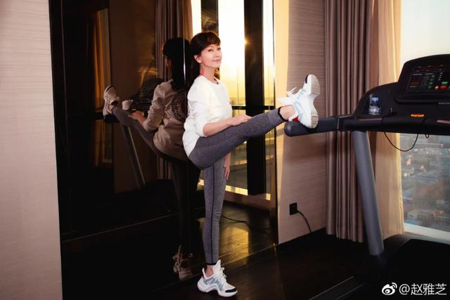 赵雅芝从艺50周年生日派对，打完架子鼓跳扫腿舞，网友：谁敢想她已经72了；此前还参加马拉松比赛，5公里轻松拿捏