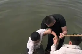 河南西华县两男孩在景区外钓鱼落水，游客下水救人，景区：终生免票图片