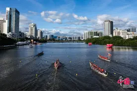 全国少数民族传统体育运动会｜龙舟竞渡 各族选手逐浪三亚河图片