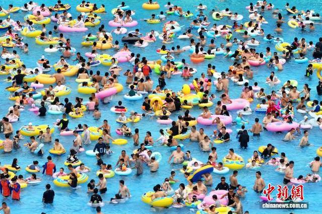 南京持续高温 民众涌进泳池戏水觅清凉