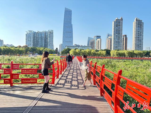 将秋天的颜色，调进咖啡和音乐里…… 武汉秋日的打开方式变了