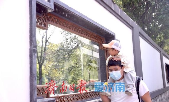 一年四季 泉在济南丨西更道街春意浓 游客漫步石板路打卡老巷