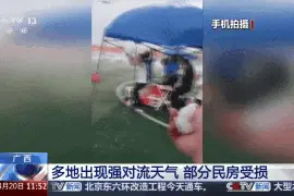 狂风暴雨+冰雹袭击，强对流天气致广西部分民房受损，贺州罕见大风1分钟掀翻大量屋顶图片