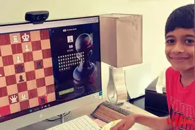 8岁神童自学下棋击败37岁国际象棋特级大师，创下最年轻胜者纪录图片