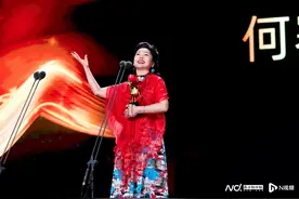 成毅真情感谢“莲络人”，王一博超高人气点燃“尖叫之夜”图片