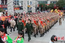 广西柳州：民众欢送新兵赴军营图片