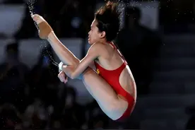 “掌管水花的神”！全红婵卫冕冠军，第一跳所有裁判给出10分！图片