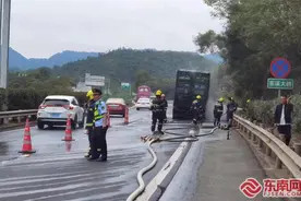 运载20余吨煤炭的半挂车着火 厦门高速多部门快速救援图片