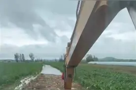 排水沟遭秸秆堵住致农田被淹，小伙开挖机免费疏通，事后婉拒油钱图片