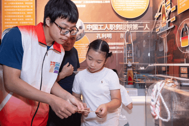 人气爆棚！上海这场网红活动吸引近万人参加！纪念文创、演出门票等你赢…扫码即刻加入！