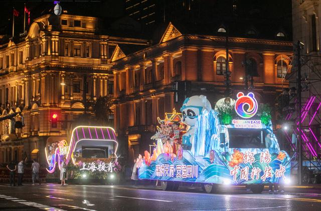 上海旅游节大巡游惊艳外滩，雨中演绎别样风情