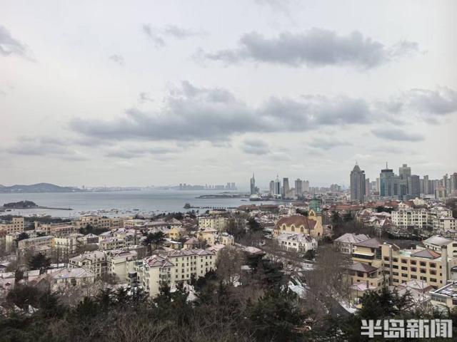 红瓦绿树，白雪皑皑