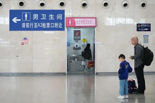 如何破解“女厕排队之困”？