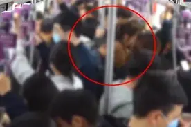 40岁男子地铁猥亵女乘客，被抓后下跪求原谅图片