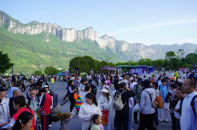海报观察 | 自然景区叫停“付费插队”背后：游客的“不公平感”到底来自哪里？