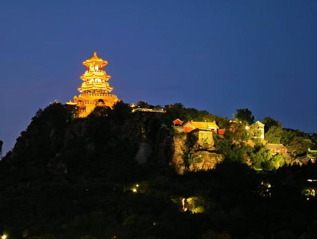 永定河畔夜色温柔，鎏金古塔映衬现代集市