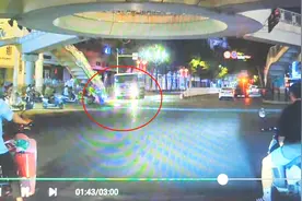 湖北恩施一辆直行洒水车撞倒左转骑车人致其身亡，是否抢灯引争议，警方介入图片