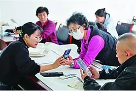 102岁奶奶网龄10年玩手机得心应手 银龄上网“冲浪”也要防沉迷图片