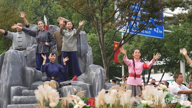 流动的盛典，沸腾的城：10万个你我他的欢腾与热爱