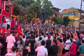 “开封王婆”武汉行首日：有人驱车上百公里想来现场相亲，当天共促成7对牵手成功图片