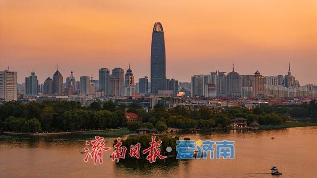 一年四季 泉在济南丨大明湖暮色浸染，定格泉城浪漫