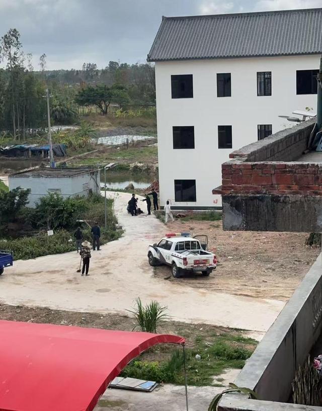 男子借宿同学家，隔日持刀行凶致1死1重伤 死者妹妹：他作案前还主动让大哥陪做胃镜